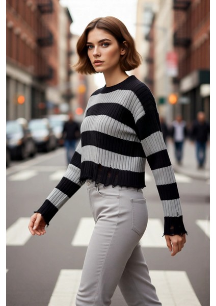 Kadın Modern Bisiklet Yaka Çizgili Akrilik Triko Crop Kazak Akıtma Detaylı Şık Kombinler Kaliteli fırsatları