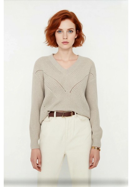 Kadın Regular Kalıp Akrilik Triko Kazak Ajurlu V Yaka Düşük Kol Kış Mevsimi Için Ideal Şıklık.