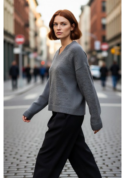 Kadın V Yaka Triko Kazak Geniş Kalıbı ve Yumuşak Dokusuyla Soğuk Havalarda Konforlu Bir Deneyim fırsatları