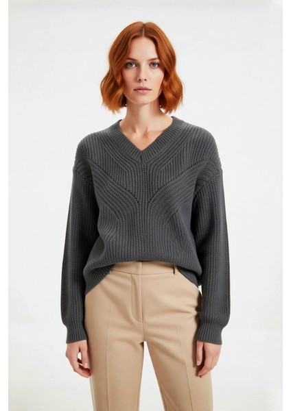 Kadın Regular Kalıp Akrilik Triko Kazak Ajurlu V Yaka Düşük Kol Kış Mevsimi Için Ideal Şıklık.