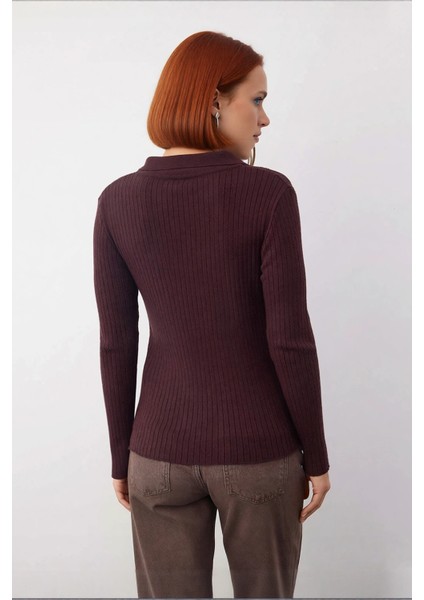 Kadın Polo Yaka Fitilli Triko Kazak Modern Fitted Tasarımıyla Casual Şıklığı Soğuk Havalarda fiyatları