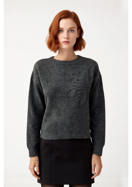 Kadın Triko Kazak Bisiklet Yaka Nakışlı Çiçek Tasarımı Regular Kalıp Kış Konforu Kaliteli Şık