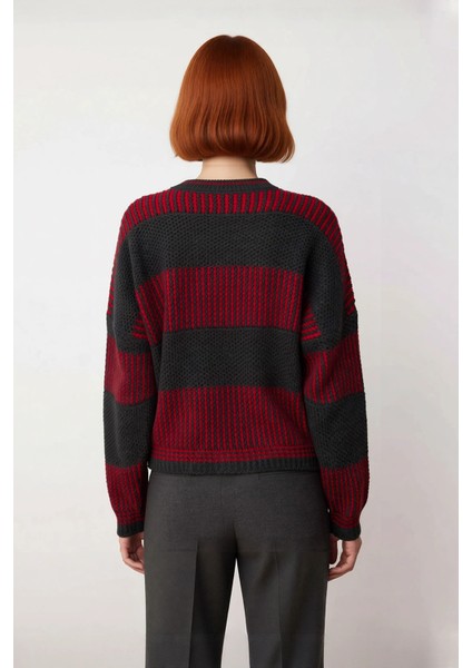 Kadın Basic Siluet Uzun Kollu Oversize Kesim Renk Bloklu Pike Dokuma Triko Kazak Kış Kombinlerinin modelleri