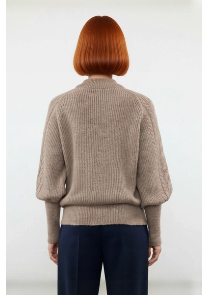 Kadın Regular Fit Yumuşak Dokulu Triko Kazak Balon Kol Dik Yaka Saç Örgü Kış Sezonu Şıklığı modelleri