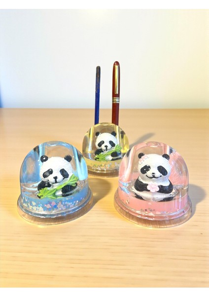 Sevimli Panda Sulu Kalemlik – Mini Kar Küresi Efektli Masa Dekoru (8 Cm)