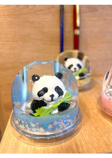 Sevimli Panda Sulu Kalemlik – Mini Kar Küresi Efektli Masa Dekoru (8 Cm) modelleri