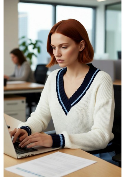 Kadınlara Özel Basic Crop V Yaka Triko Kazak Kışa Uygun Akrilik Renk Bloklu Uzun Kollu Tasarım.