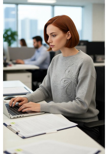 Kadın Triko Kazak Bisiklet Yaka Nakışlı Çiçek Tasarımı Regular Kalıp Kış Konforu Kaliteli Şık fırsatları