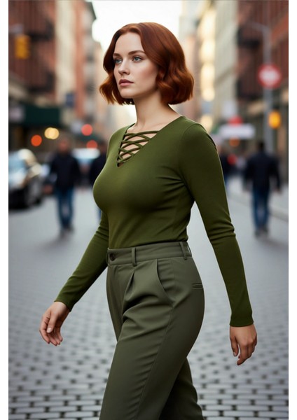 Kadın Ince Fitted Vücudu Saran Triko Bluz Britli V Yaka Detayı Ile Zarif ve Modern Görünüm fırsatları