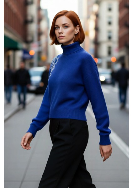 Kadın Balıkçı Yaka Uzun Kollu Triko Kazak Regular Kalıp Taş Işlemeli Tasarımıyla Şık ve Sıcak fırsatları