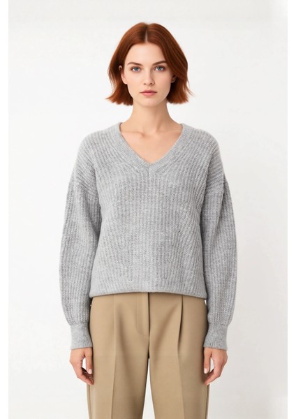 Kadın Gri Oversize V Yaka Triko Kazak Soğuk Havalarda Şıklık ve Konfor Sunan Düşük Kol Detayı