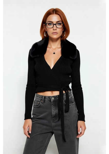 Kadın Akrilik Triko Crop Kazak Fitted Bağcıklı Tasarım Kürklü Yaka Detayı ile Soğuklara Meydan fiyatları