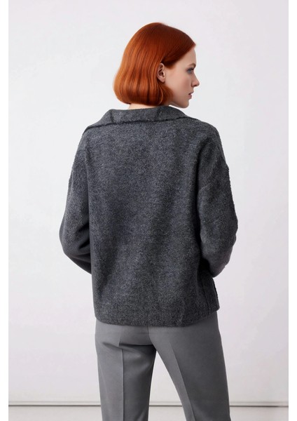 Kadın Rahat Kalıp Apaş Yaka Triko Kazak Orta Kalınlıkta Uzun Kol Kışlık Cool ve Konforlu Günlük Tarz fiyatları