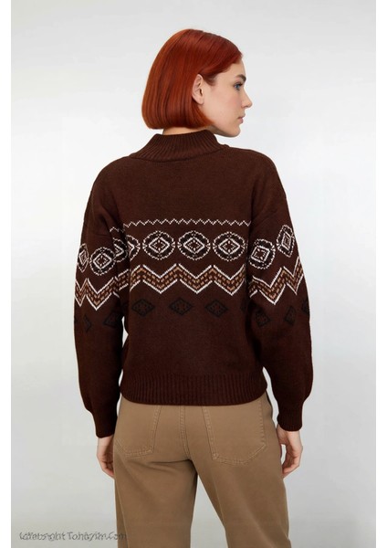 Kadın Kahverengi Pike Dokumalı Etnik Desenli Dik Yaka Triko Kazak Soğuk Günler Için Ideal Seçim fiyatları