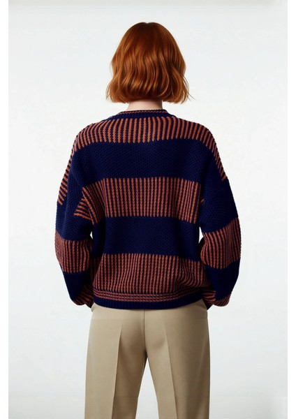 Kadın Basic Siluet Uzun Kollu Oversize Kesim Renk Bloklu Pike Dokuma Triko Kazak Kış Kombinlerinin modelleri