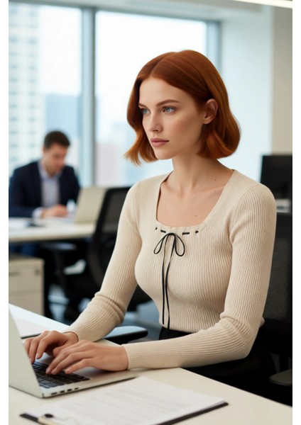 Kadınlara Özel Bej Rengi Kare Yaka Fitted Triko Kazak Uzun Kollu Yapısıyla Casual Tarzınızı