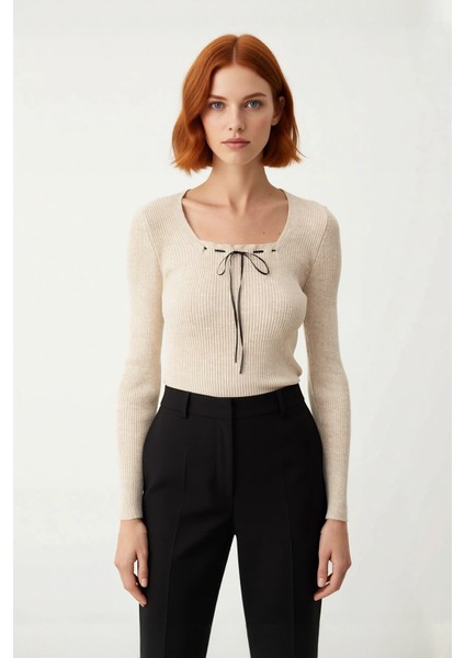 Kadınlara Özel Bej Rengi Kare Yaka Fitted Triko Kazak Uzun Kollu Yapısıyla Casual Tarzınızı fiyatları