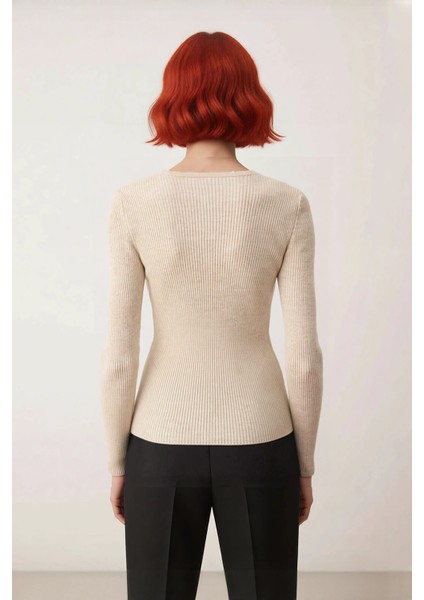 Kadınlara Özel Bej Rengi Kare Yaka Fitted Triko Kazak Uzun Kollu Yapısıyla Casual Tarzınızı modelleri