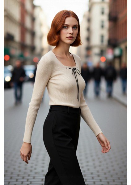 Kadınlara Özel Bej Rengi Kare Yaka Fitted Triko Kazak Uzun Kollu Yapısıyla Casual Tarzınızı fırsatları