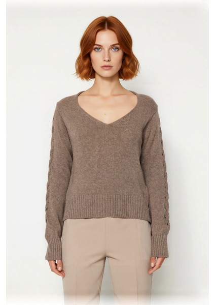 Kadın Basic Siluet Ajurlu Uzun Kollu V Yaka Triko Kazak Casual ve Fashion Forward Görünümler Sunar. fiyatları