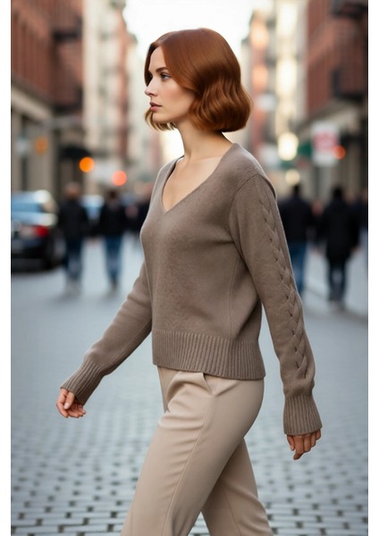 Kadın Basic Siluet Ajurlu Uzun Kollu V Yaka Triko Kazak Casual ve Fashion Forward Görünümler Sunar. fırsatları