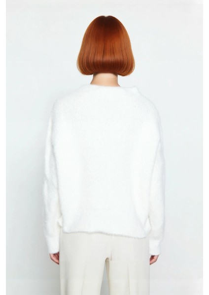 Kadınlara Özel Oversize Kesim Dik Yaka Triko Kazak Günlük Şıklıkta Kışlık Rahatlık Sunuyor modelleri