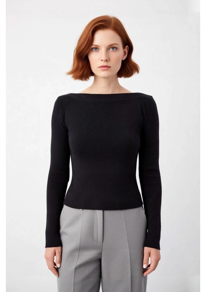 Kadın Düz Siyah Fitted Triko Kazak Kayık Yaka Detayıyla Şık Bir Temel Parça Günlük Stile Zarafet fiyatları