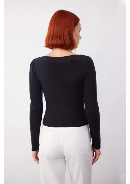 Kadın Düz Siyah Fitted Triko Kazak Kayık Yaka Detayıyla Şık Bir Temel Parça Günlük Stile Zarafet modelleri