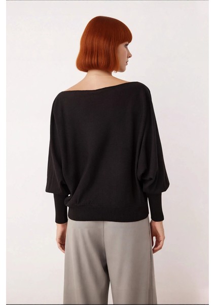 Kadın Oversize Triko Kazak Kayık Yaka ve Yarasa Kol Detaylı Kış Bahar Gardıroplarının modelleri