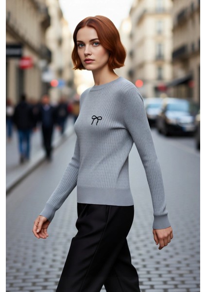 Kadın Regular Fit Bisiklet Yaka Saç Örgü Dokulu Nakış Detaylı Triko Kazak Günlük Şık Giyim fırsatları