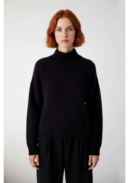 Kadın Oversize Kalın Triko Kazak Gri Rengi ve Dik Yaka Tasarımıyla Kış Kombinlerinin Yıldızı fiyatları