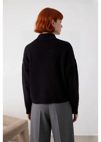 Kadın Oversize Kalın Triko Kazak Gri Rengi ve Dik Yaka Tasarımıyla Kış Kombinlerinin Yıldızı modelleri