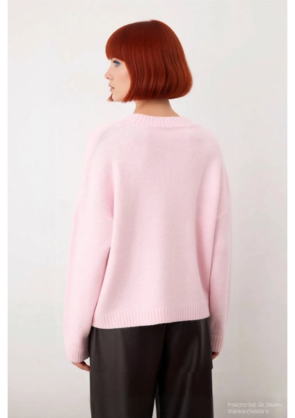 Kadın V Yaka Triko Kazak Geniş Kalıbı ve Yumuşak Dokusuyla Soğuk Havalarda Konforlu Bir Deneyim modelleri