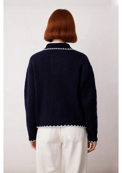 Kadın Lacivert Renk Bloklu Oversize Kesim Polo Yaka Triko Kazak Kış ve Sonbahar Şıklığı Sunar modelleri