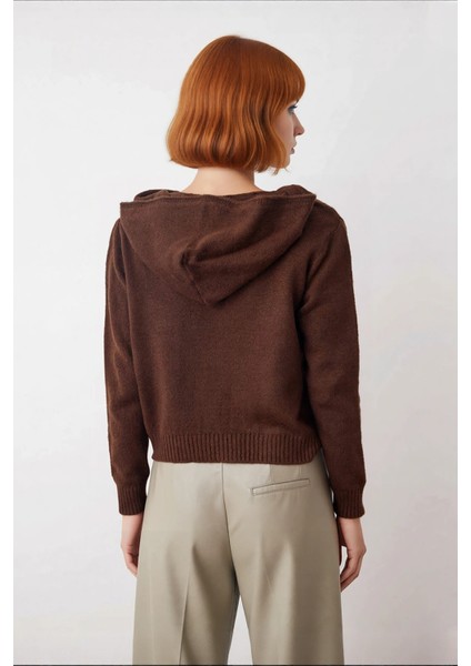 Kadın Düşük Kollu Kahverengi Oversize Triko Kazak Kapüşonlu V Yaka Detaylı Rahat Şıklık Kaliteli fiyatları