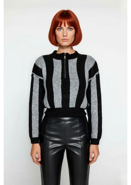 Kadınlar Için Kışlık Çizgili Crop Triko Kazak Oversize Kesimiyle Fermuarlı Dik Yaka Rahatlığı. fiyatları