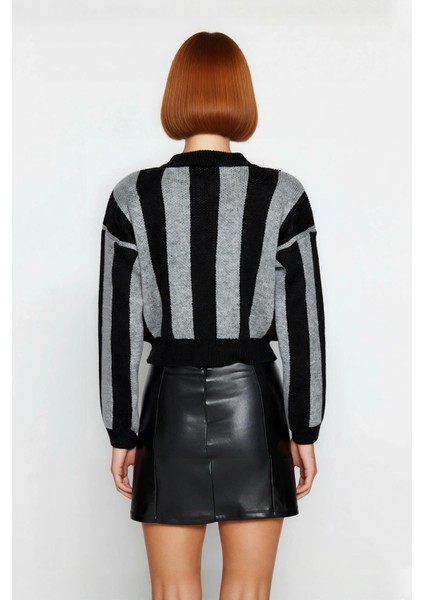 Kadınlar Için Kışlık Çizgili Crop Triko Kazak Oversize Kesimiyle Fermuarlı Dik Yaka Rahatlığı. modelleri