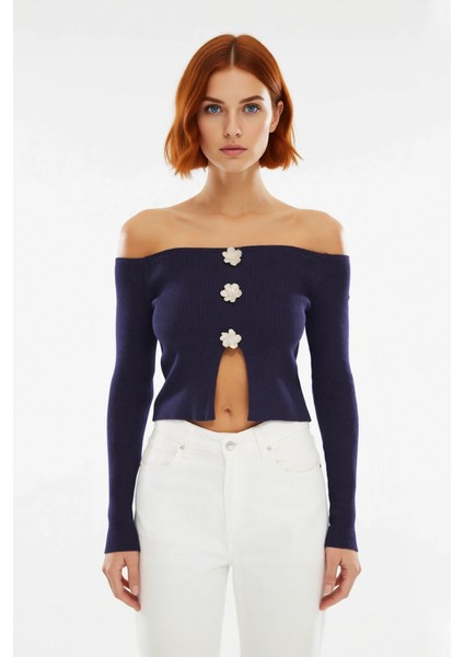 Kadın Düşük Kollu Fitilli Kayık Yaka Fitted Triko Kazak Çiçek Düğme Detaylı Modern Stil Tasarım