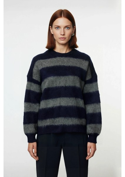 Kadın Geniş Kalıp Çizgili Triko Kazak Rahat Bisiklet Yaka Tasarımı Kış Günleri Için Konforlu Seçim