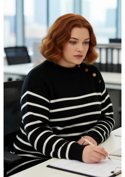 Kadın Rahat Siyah Çizgili Gold Düğme Detaylı Bisiklet Yaka Şardon Akrilik Triko Kazak Kışlık