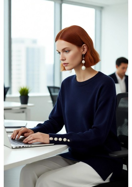 Kadın Basic Relaxed Kesim Uzun Kol Bisiklet Yaka Inci Detaylı Triko Kazak Modern Rahatlık Kaliteli