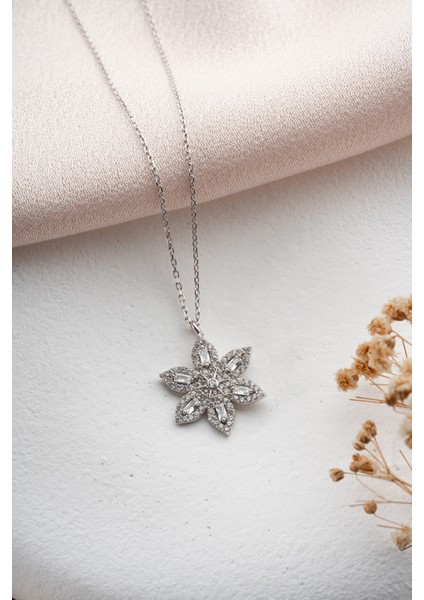 925 Ayar Gümüş Rodyum Kaplama Baget Taşlı Lotus Çiçeği Kolye fırsatları