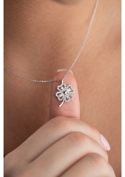 925 Ayar Gümüş Rodyum Kaplama Baget Taşlı Yonca Model Kolye