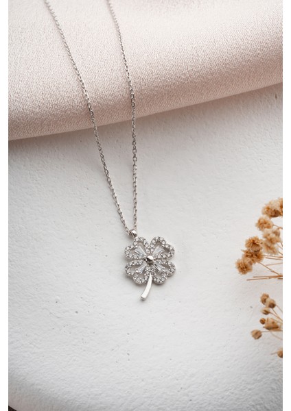 925 Ayar Gümüş Rodyum Kaplama Baget Taşlı Yonca Model Kolye fırsatları