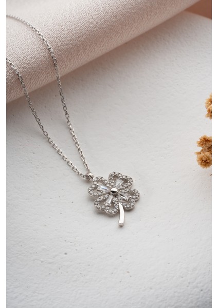 925 Ayar Gümüş Rodyum Kaplama Baget Taşlı Yonca Model Kolye indirimleri