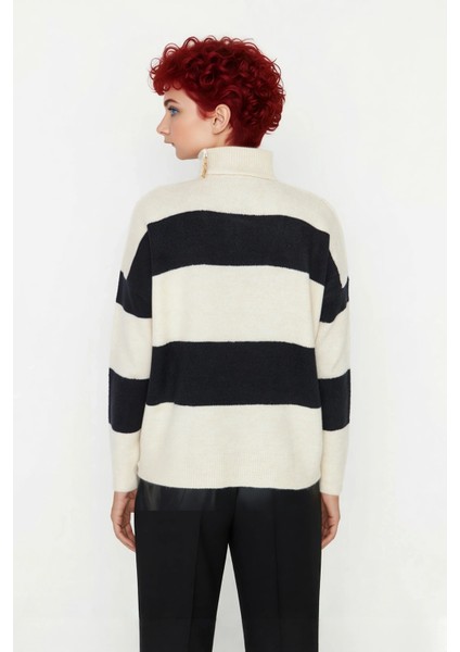 Kadın Dik Yaka Fermuarlı Oversize Çizgili Düşük Kollu Triko Kazak Günlük Şıklık ve Sıcaklık modelleri