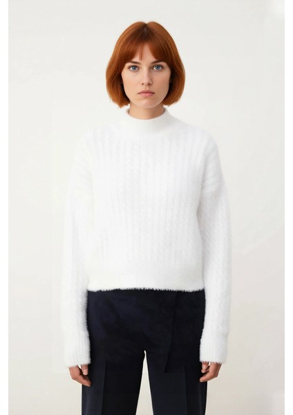 Modern Kadın Ekru Regular Kalıp Düşük Kol Dik Yaka Crop Triko Kazak Saç Örgü Detaylı Günlük Şıklık fiyatları