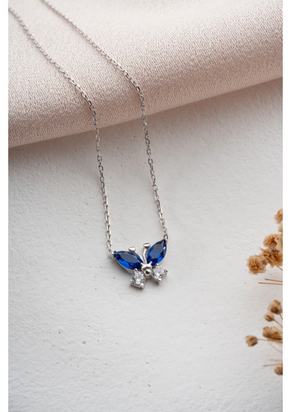 925 Ayar Rodyum Kaplama Işıklı Kutuda Mavi Taşlı Kelebek Kolye fırsatları