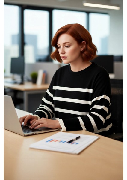 Kadınlar Için Akrilik Materyalden Üretilen Çizgili Relaxed Kesim Bisiklet Yaka Triko Kazak fırsatları