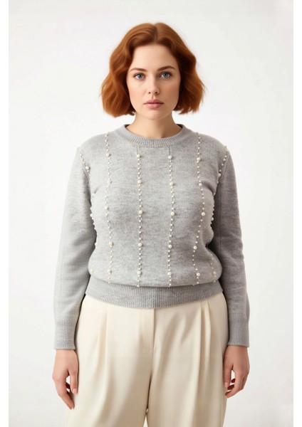 Kadınlara Özel Inci Detaylı Regular Kalıp Triko Kazak Kış Şıklığınıza Estetik Bir Dokunuş Katıyor